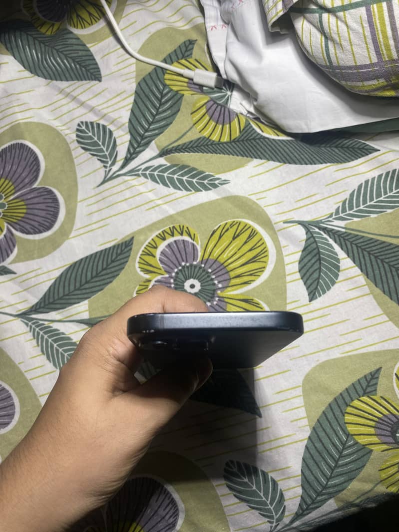 Apple iPhone 15 4