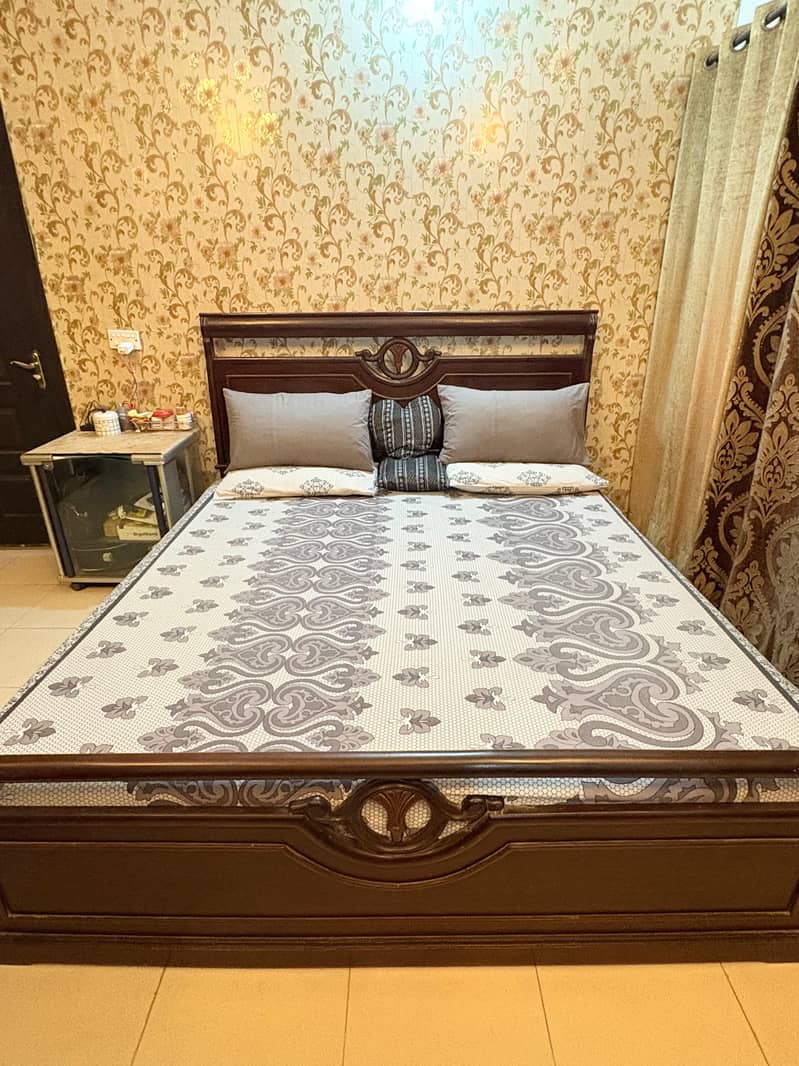 King Bed set with side table and dressing table 0