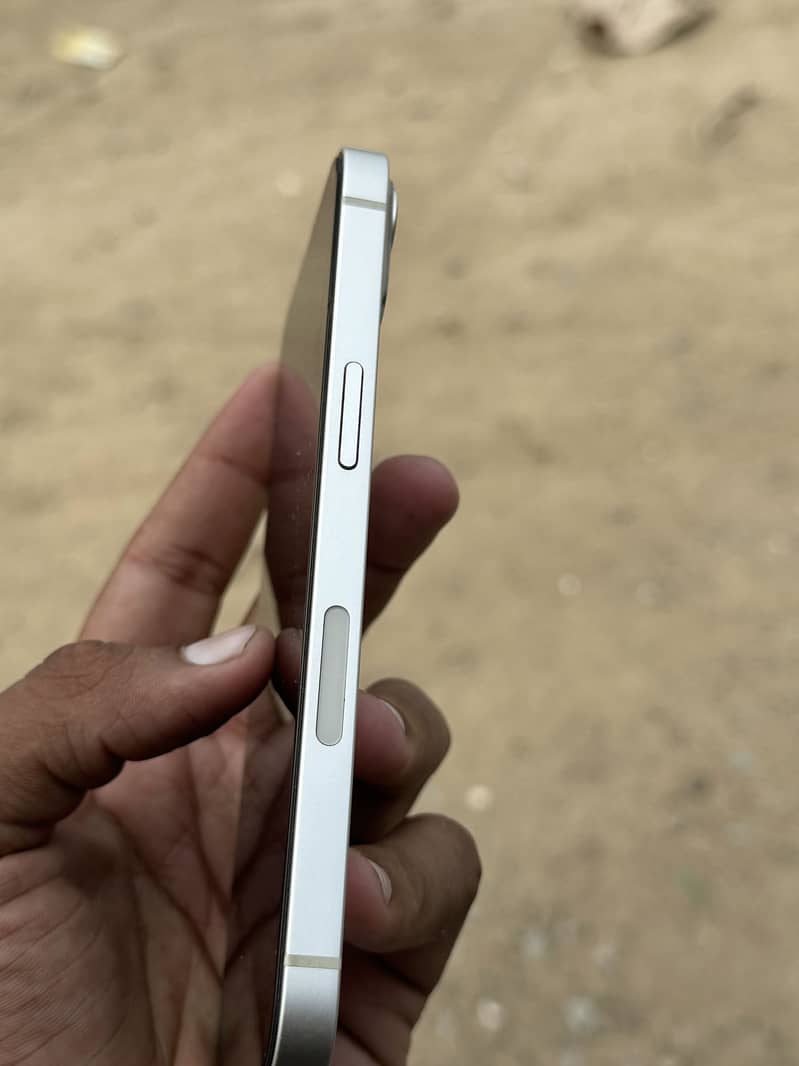 Apple iPhone 13 2