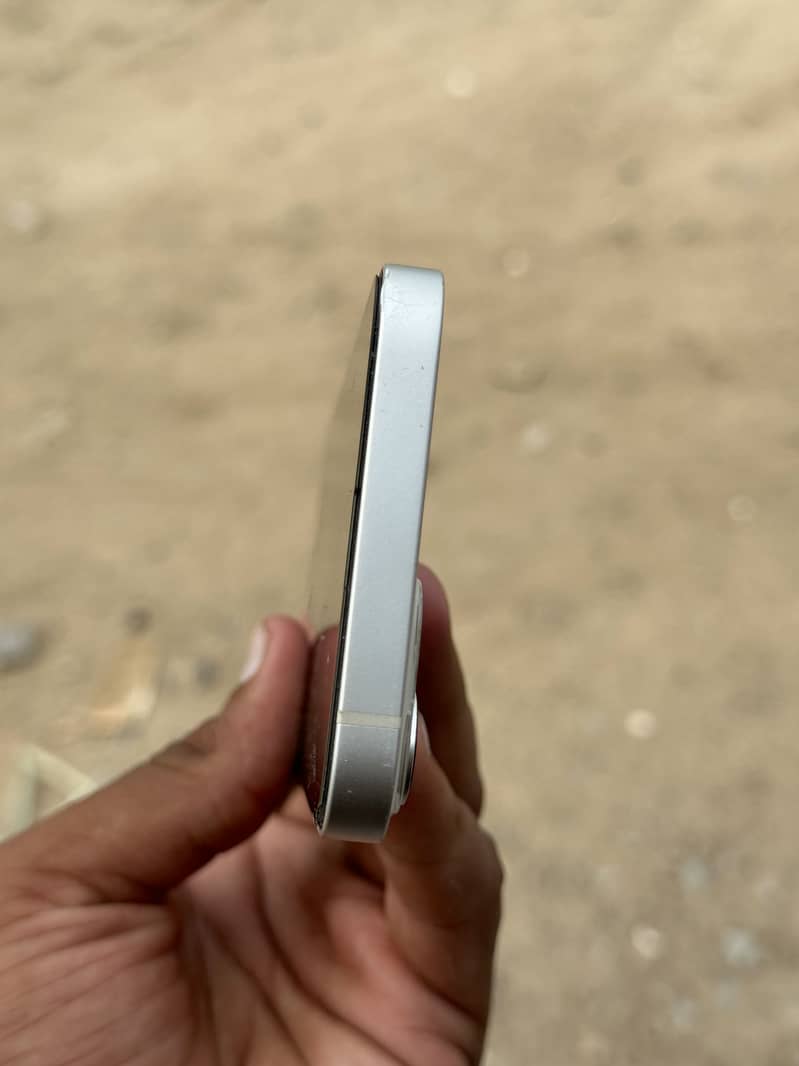 Apple iPhone 13 4