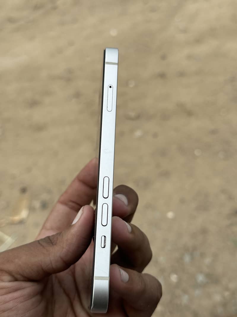 Apple iPhone 13 5