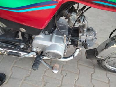 Honda CD 70 2017 model Tanki tapay bilkul genuine argent for sale