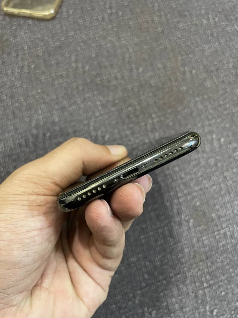Apple iPhone X 4