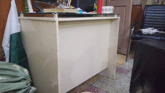 executive office table with side outstanding look it's a manager table