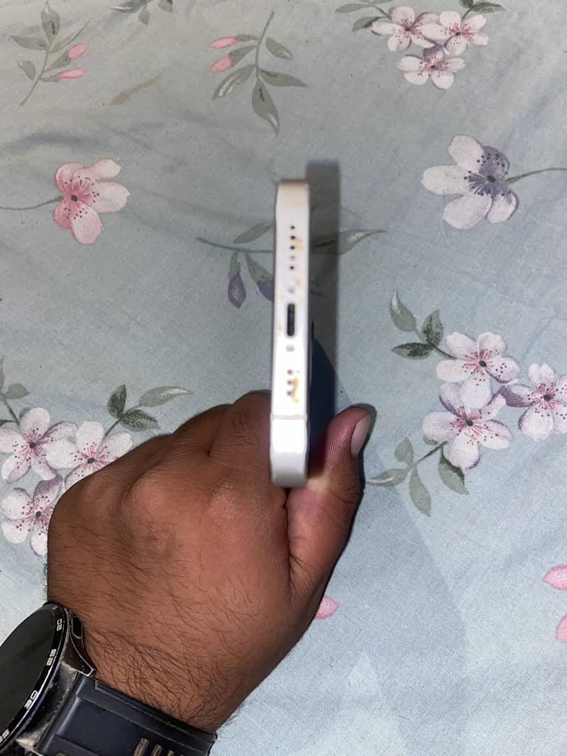 Apple iPhone 12 4