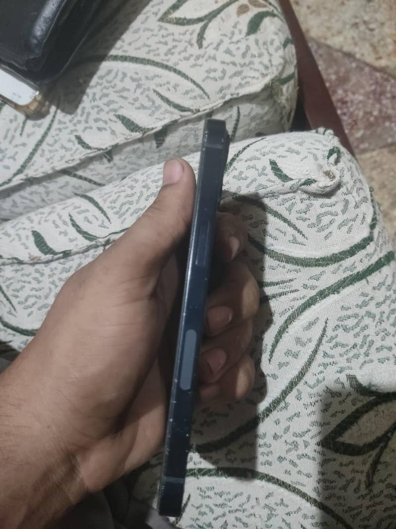 Apple iPhone 13 2
