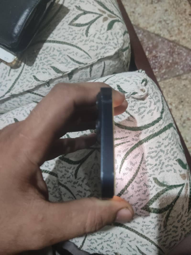 Apple iPhone 13 5