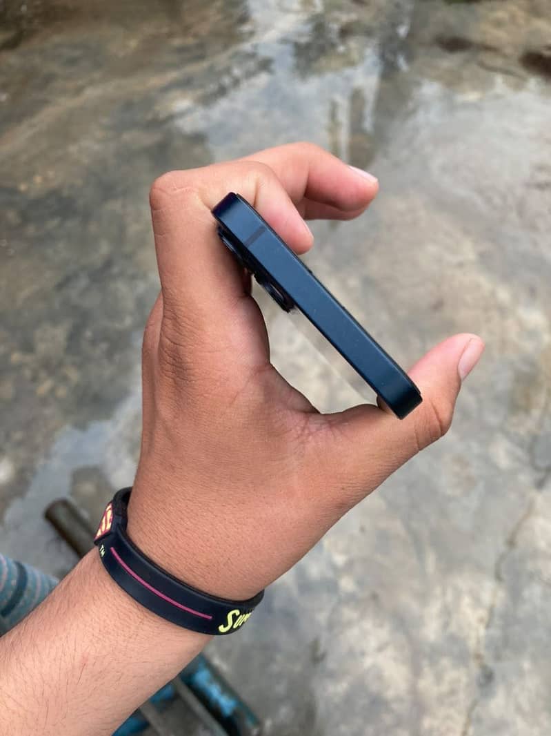 Apple iPhone 13 2