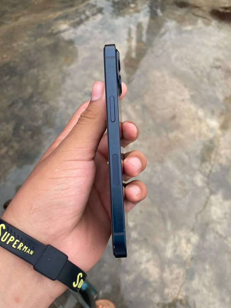 Apple iPhone 13 4