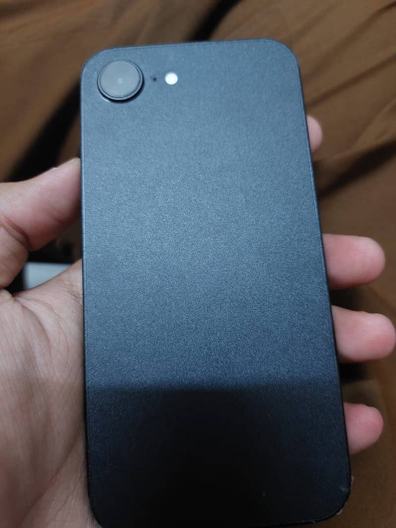 Apple iPhone 16e 0