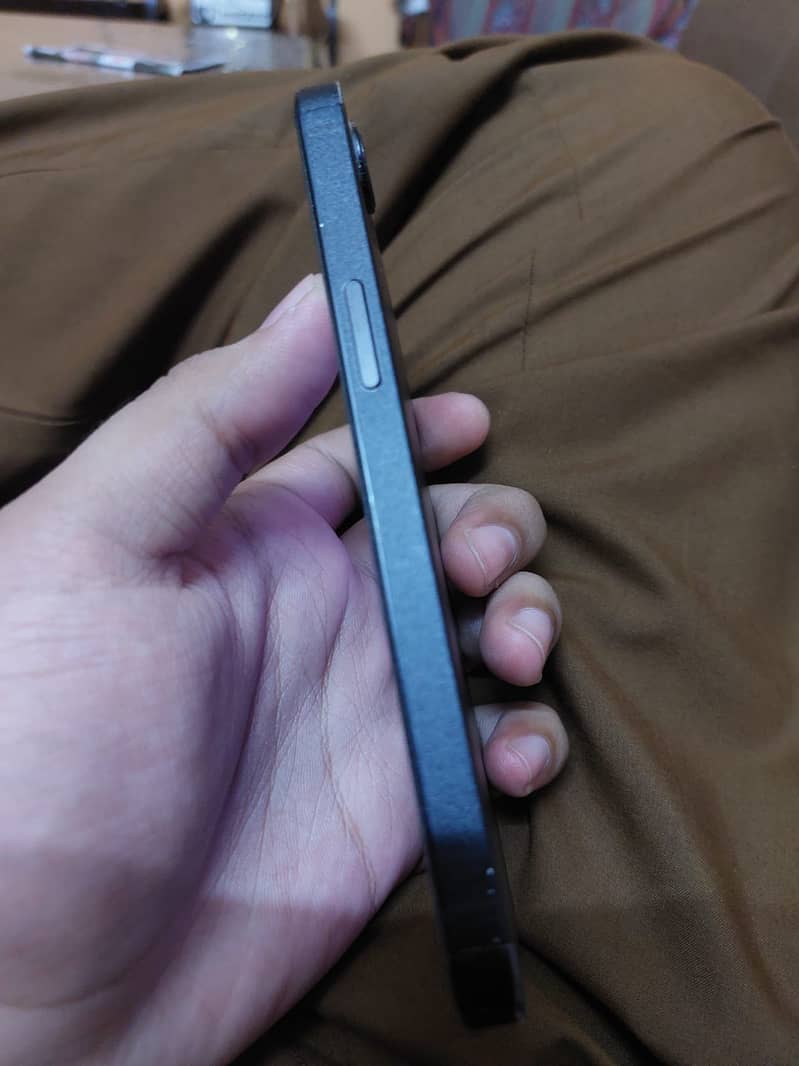 Apple iPhone 16e 3