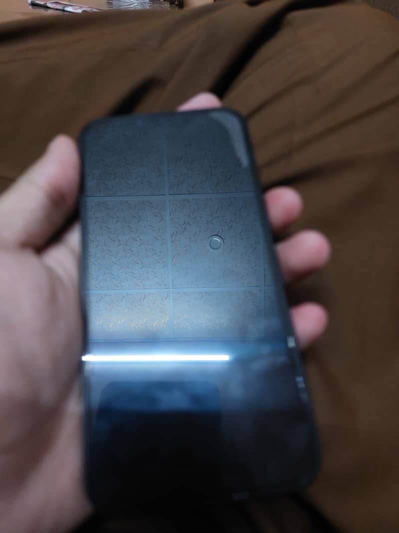 Apple iPhone 16e 4