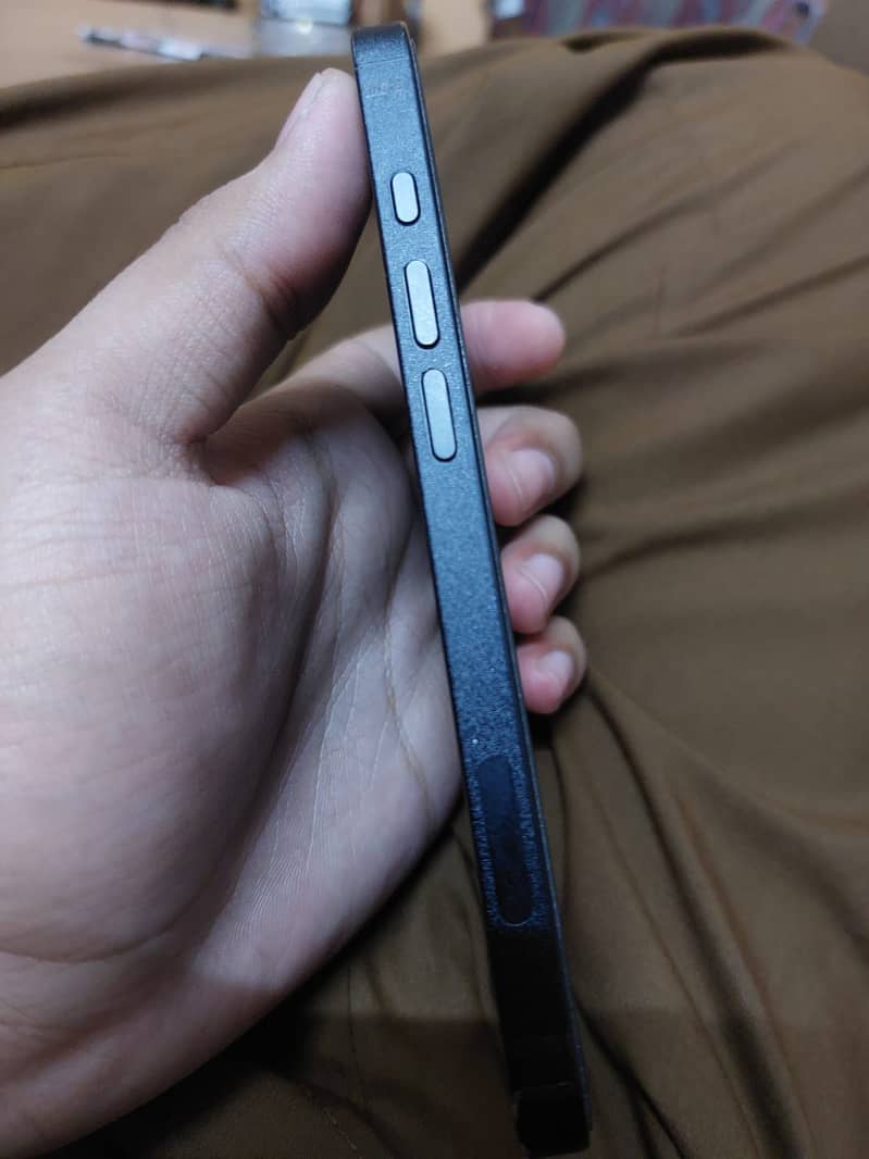 Apple iPhone 16e 5