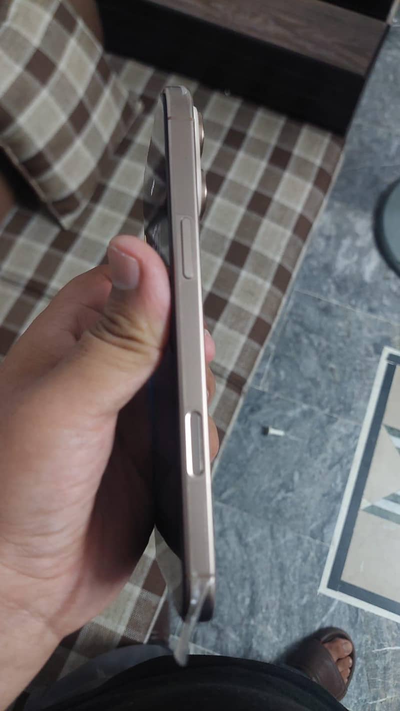 Apple iPhone 16 Pro Max 6