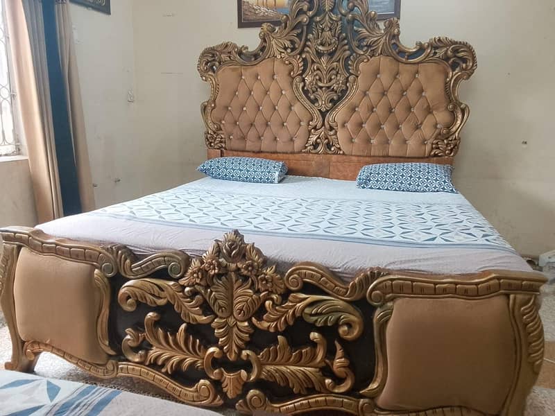 Bed , side tables and dressing table 4
