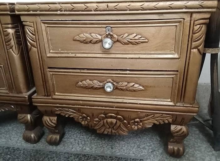 Bed , side tables and dressing table 7