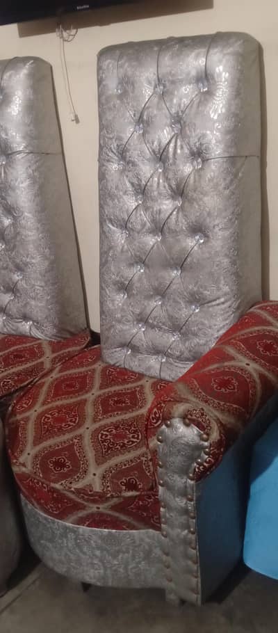 10/10 condition hight chairs with one table