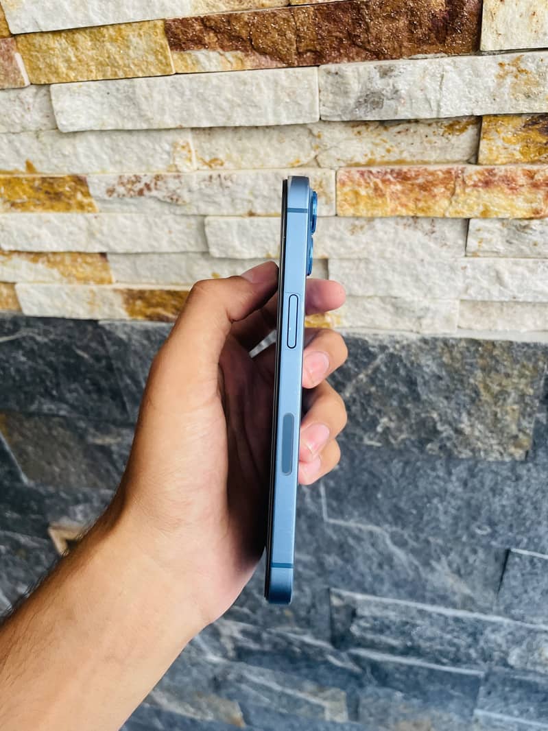 Apple iPhone 13 5