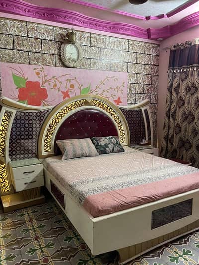 Super Gloss Lasani Bed room Set in Excellent condition | King size bed