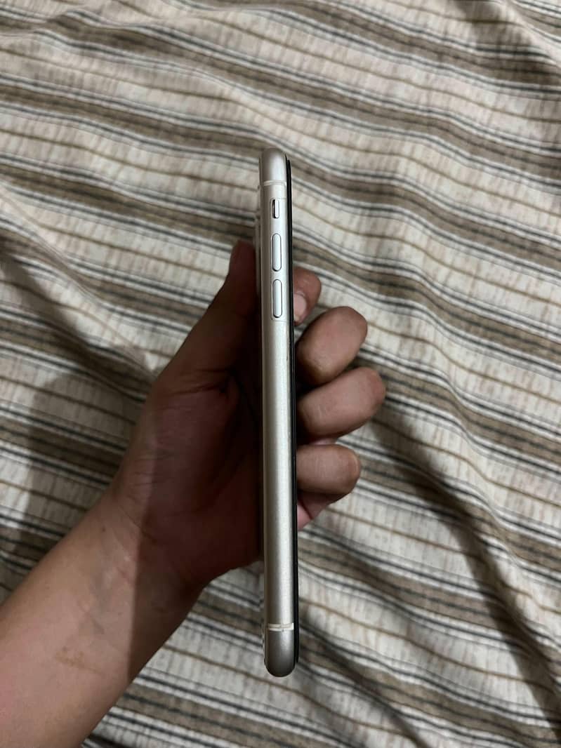 Apple iPhone 11 7