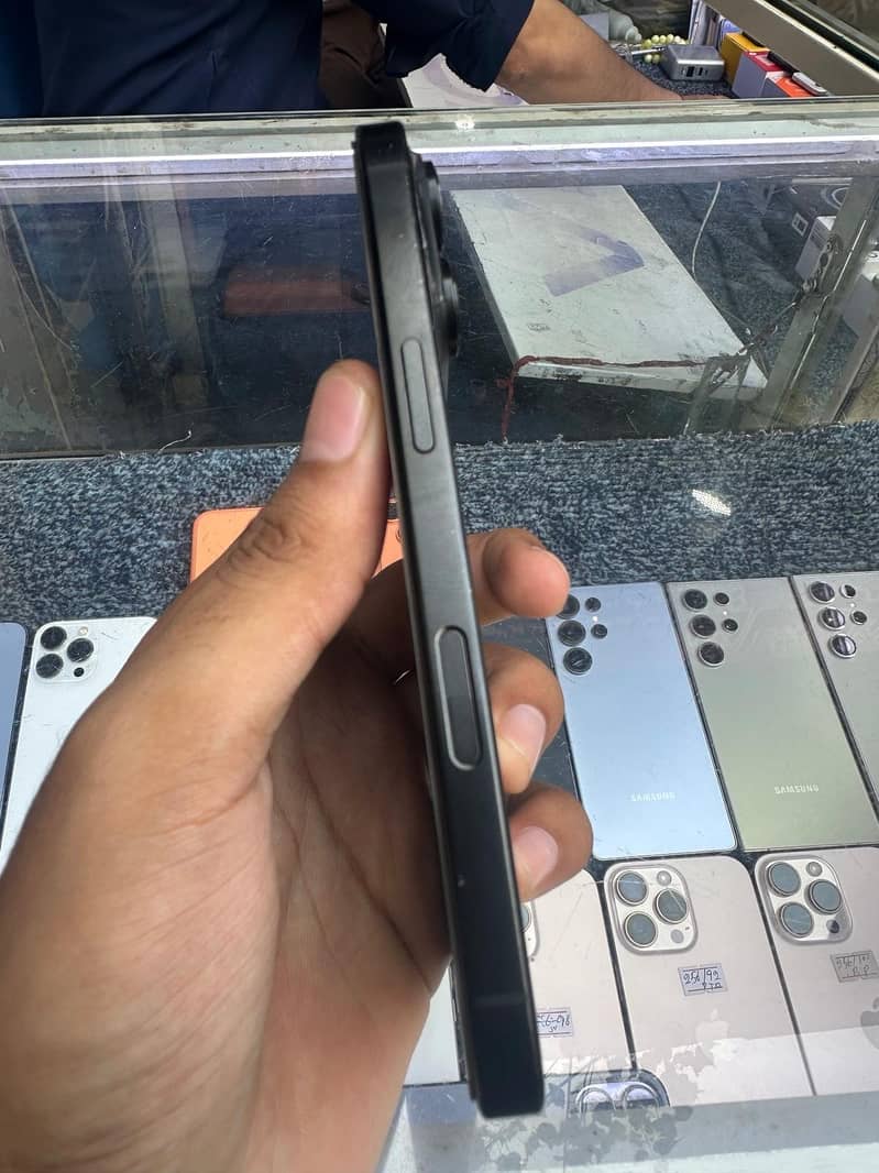 Apple iPhone 16 Pro 2