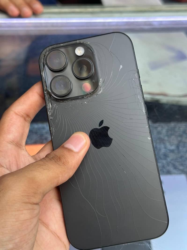 Apple iPhone 16 Pro 3