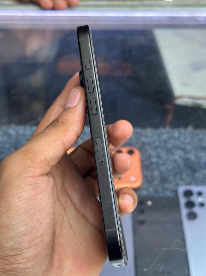 Apple iPhone 16 Pro 4