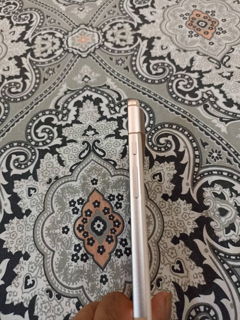 Google Pixel 8 gold 1