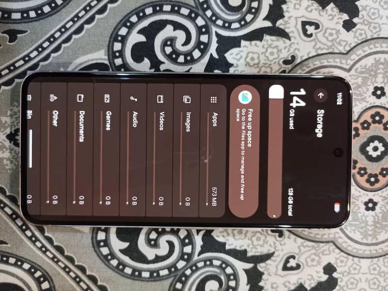 Google Pixel 8 gold 2