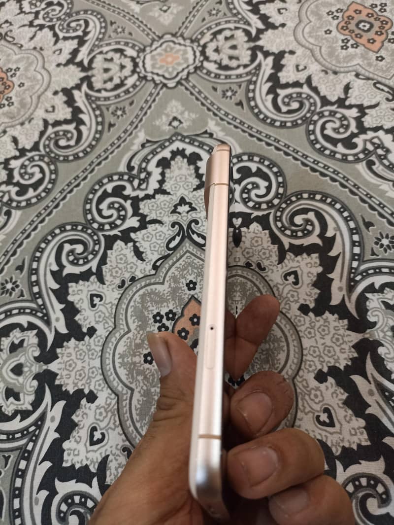 Google Pixel 8 gold 3