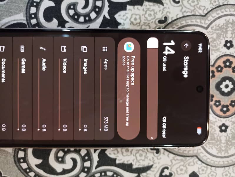 Google Pixel 8 gold 4