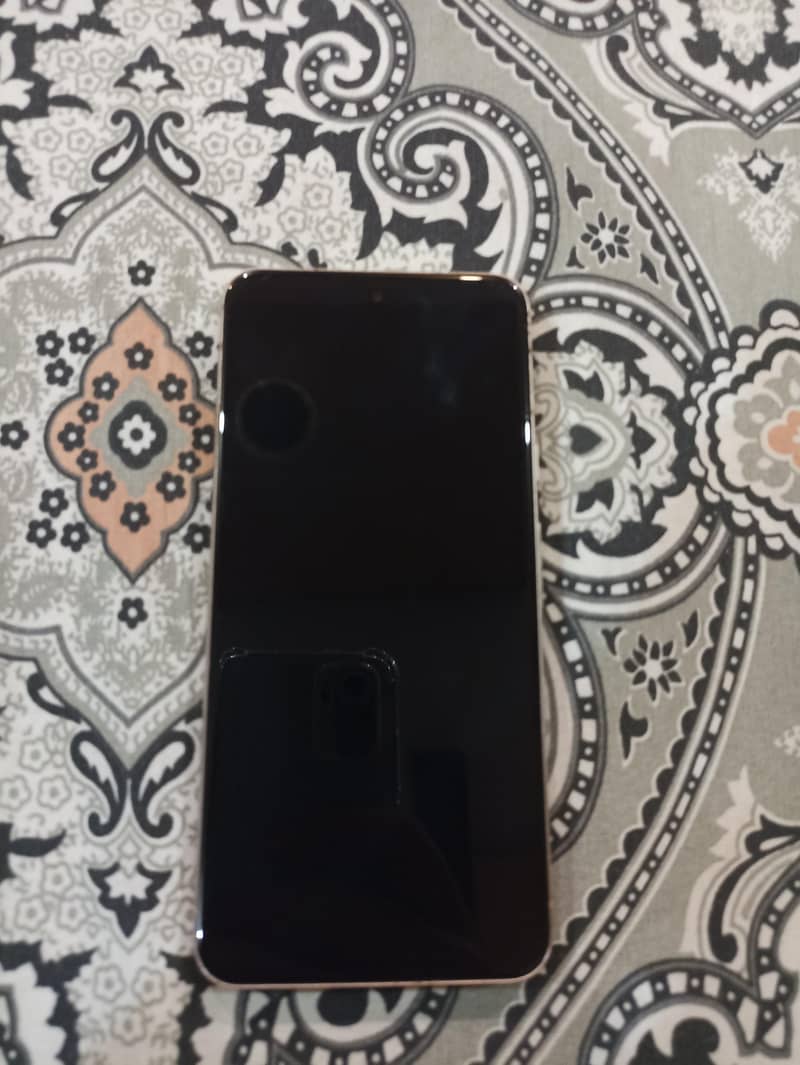 Google Pixel 8 gold 7
