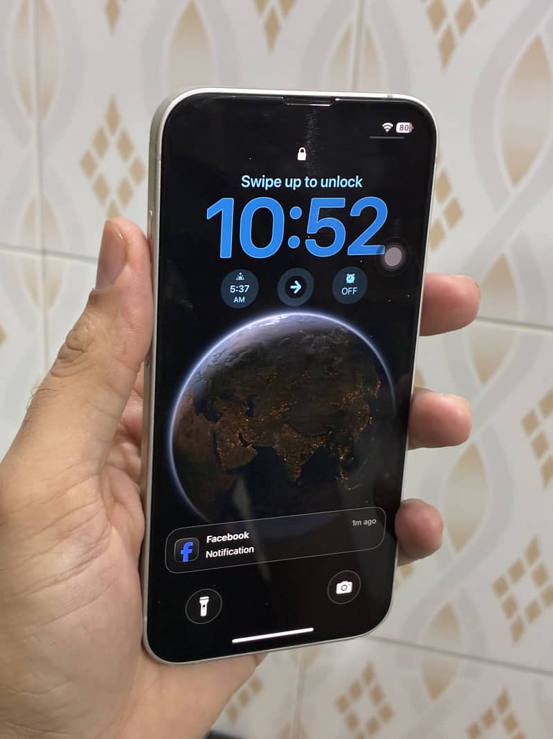 Apple iPhone 16e 1