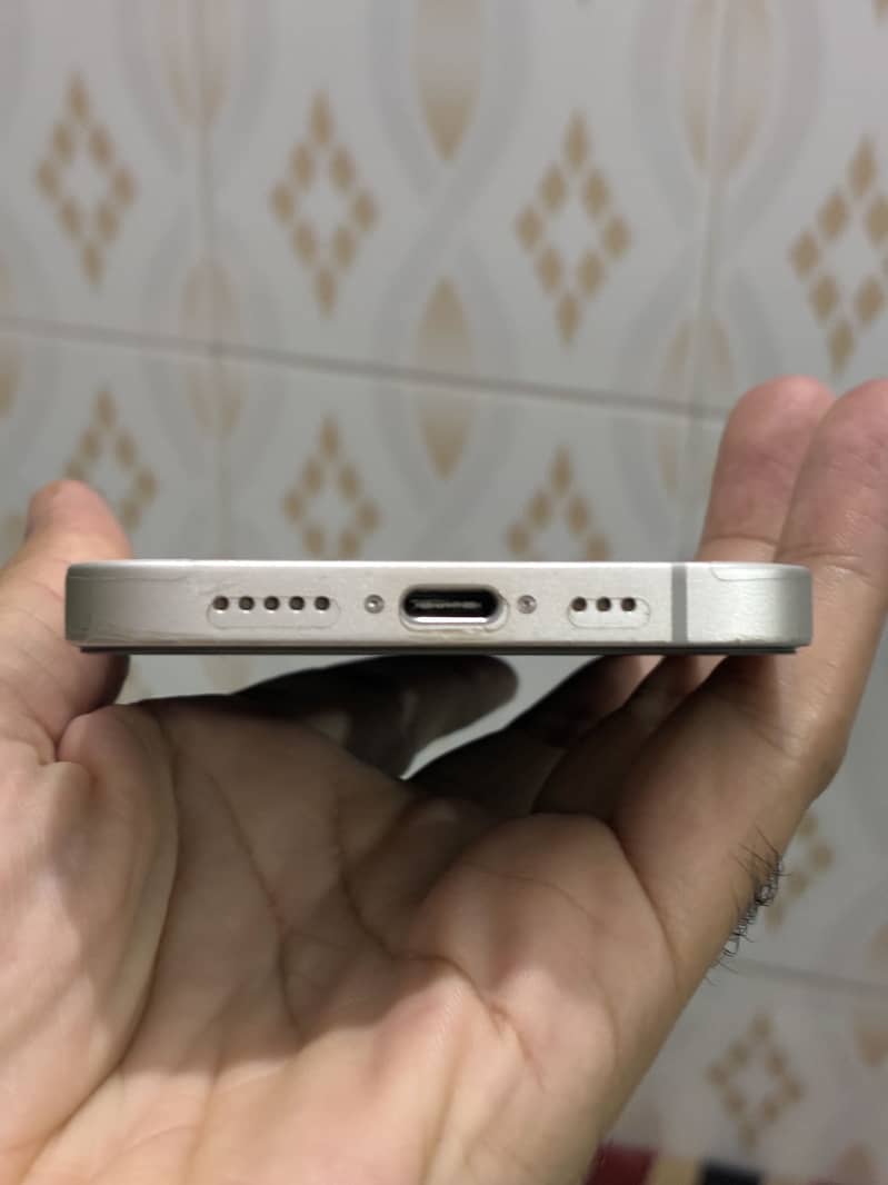 Apple iPhone 16e 2