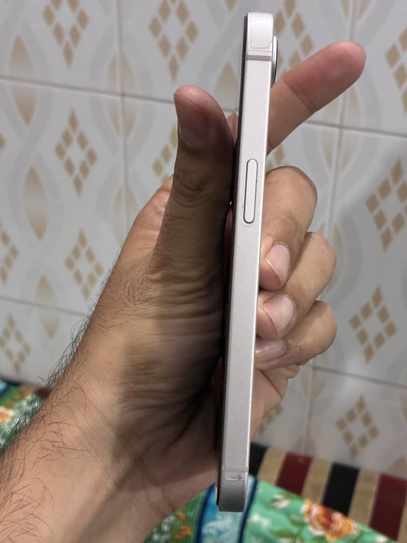 Apple iPhone 16e 3