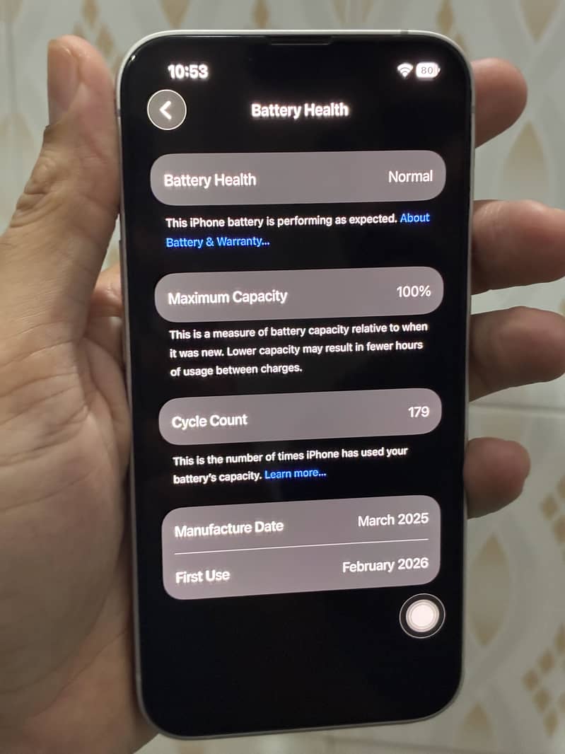 Apple iPhone 16e 4