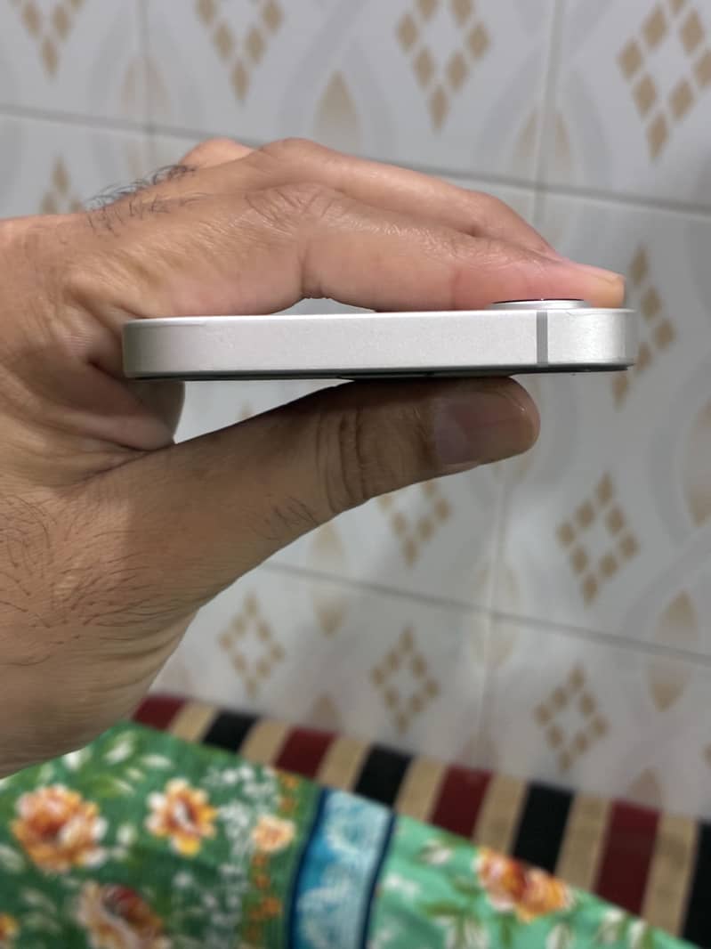 Apple iPhone 16e 5