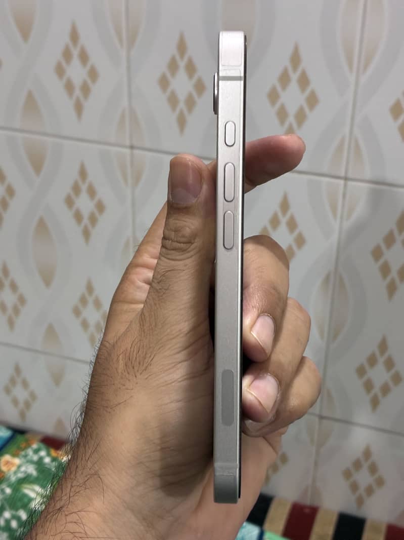 Apple iPhone 16e 6