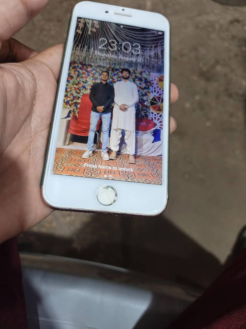 Apple iPhone 7 0