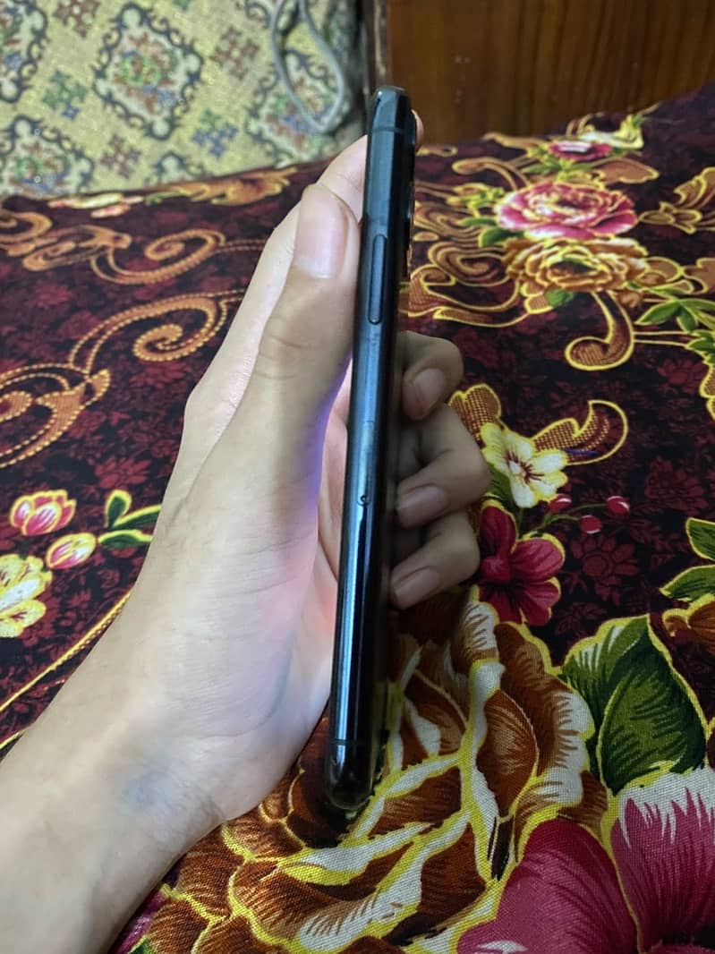 Apple iPhone 11 Pro 2