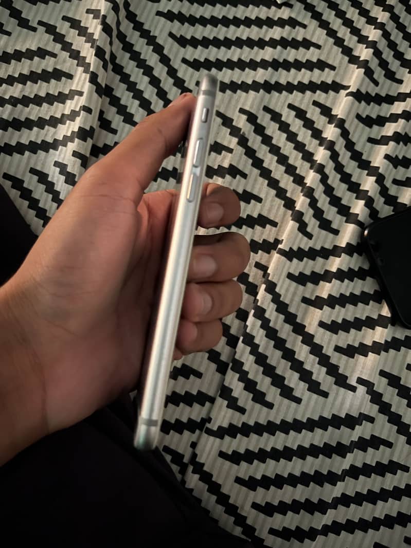 Apple iPhone 6S 4