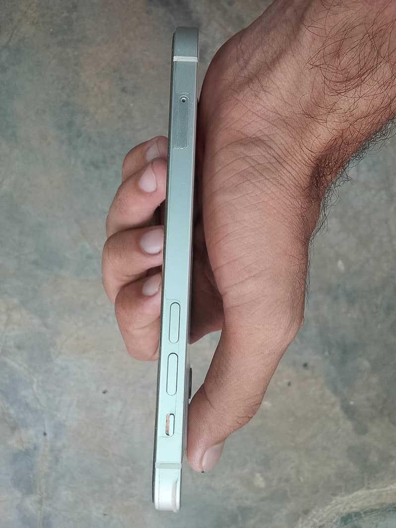 Apple iPhone 12 4