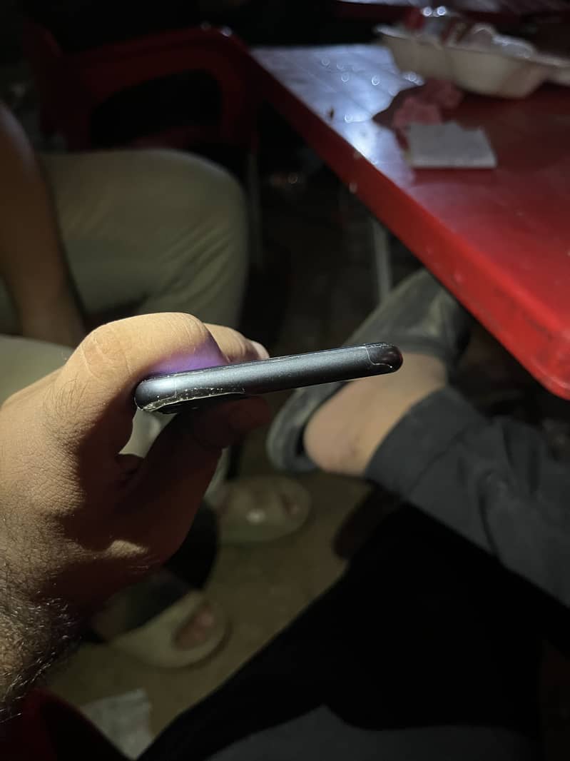 Apple iPhone 11 4