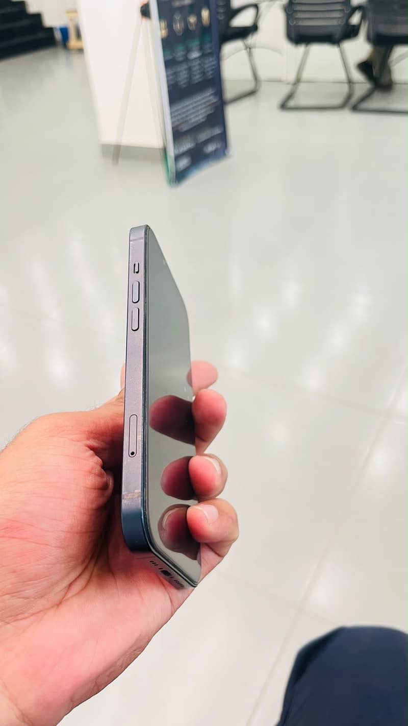 Apple iPhone 13 2
