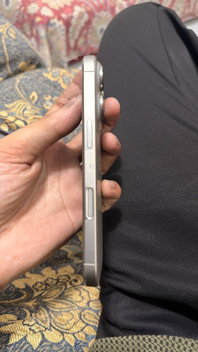 Apple iPhone 16 Pro 3