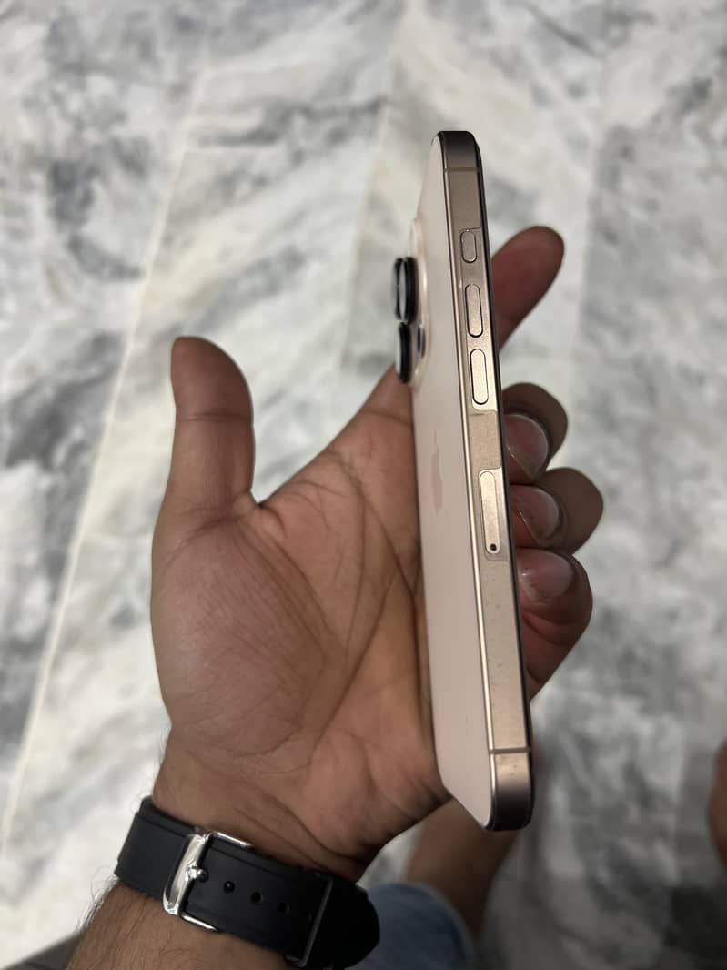 Apple iPhone 16 Pro 0