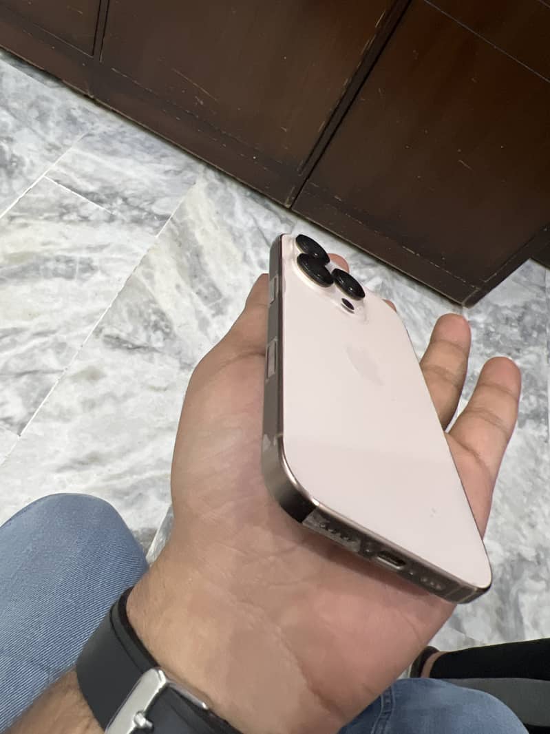 Apple iPhone 16 Pro 1