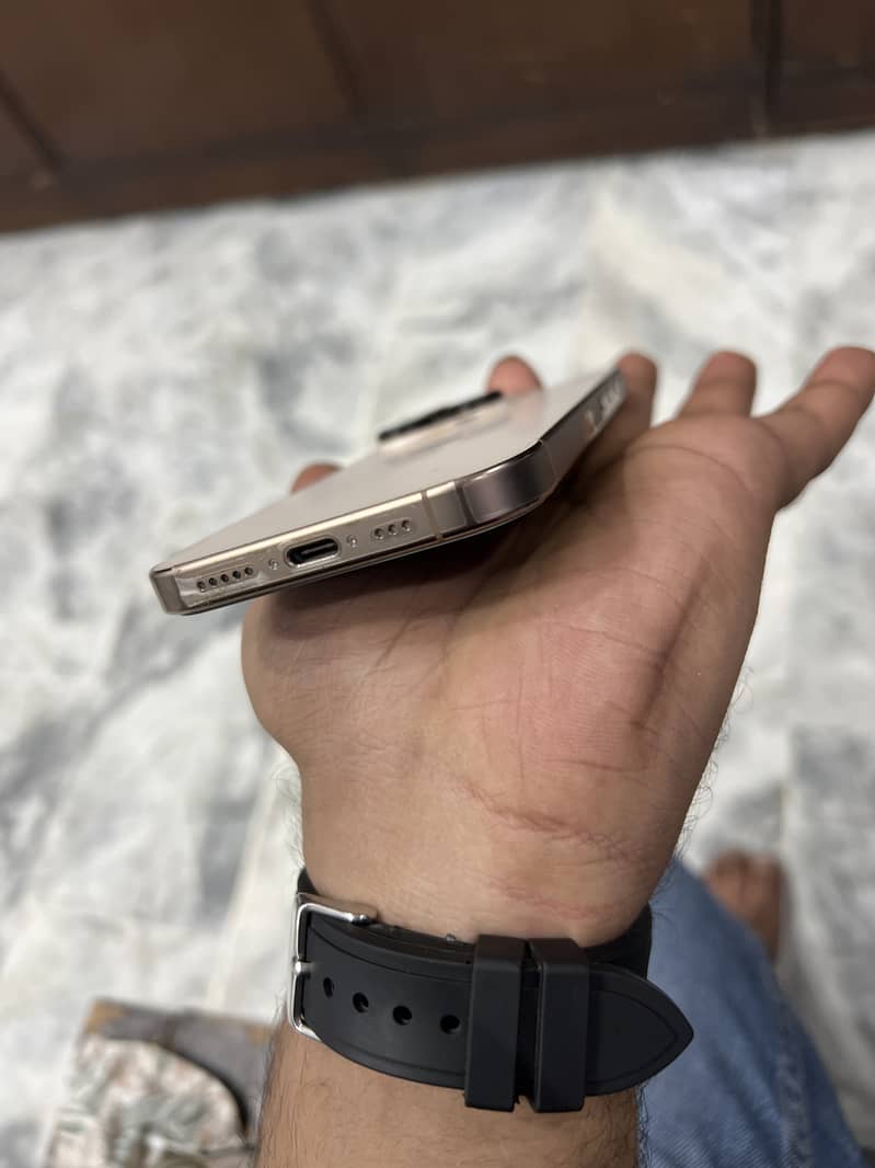 Apple iPhone 16 Pro 2
