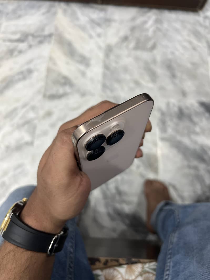 Apple iPhone 16 Pro 3