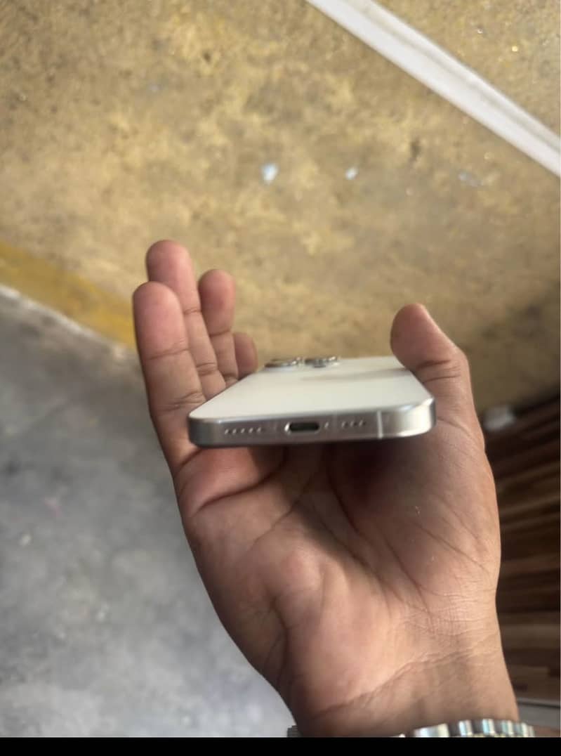 Apple iPhone 15 Pro 0